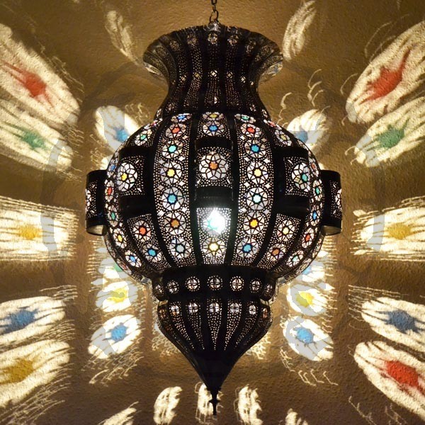 grande-lampe-plafonnier-de-forme-pomegranate-de-fer-bronze (1) Moroccan Hanging Lamp in Bronze Iron – Colored Glass Windows - Image 1